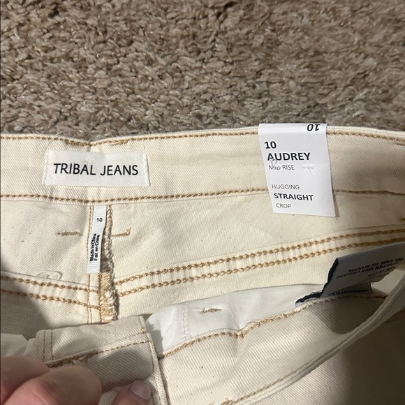 NWT Tribal Audrey Cream Cropped Embroidered Jeans Size 10 - Picture 5 of 9